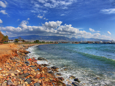 Γεμάτη σκουπίδια η παραλία του Φαλήρου